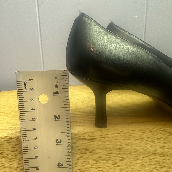 Black Women's leather and suede kitten heels - Picture 5 of 5
